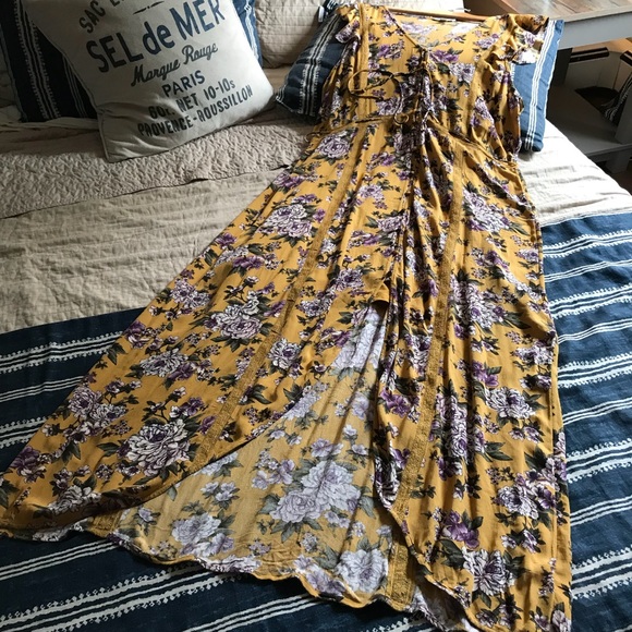 American Eagle Outfitters Dresses & Skirts - AMERICAN EAGLE Flutter Sleeve Floral Maxi Dress